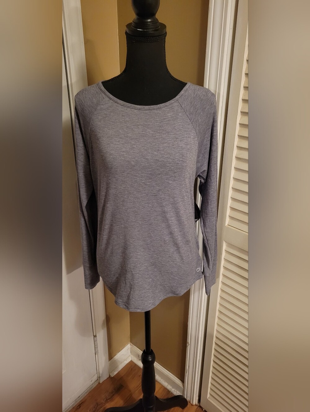 Women's GAP Fit Breathe Long-Sleeve Heathered Light Grey Openback Tee, Size XS